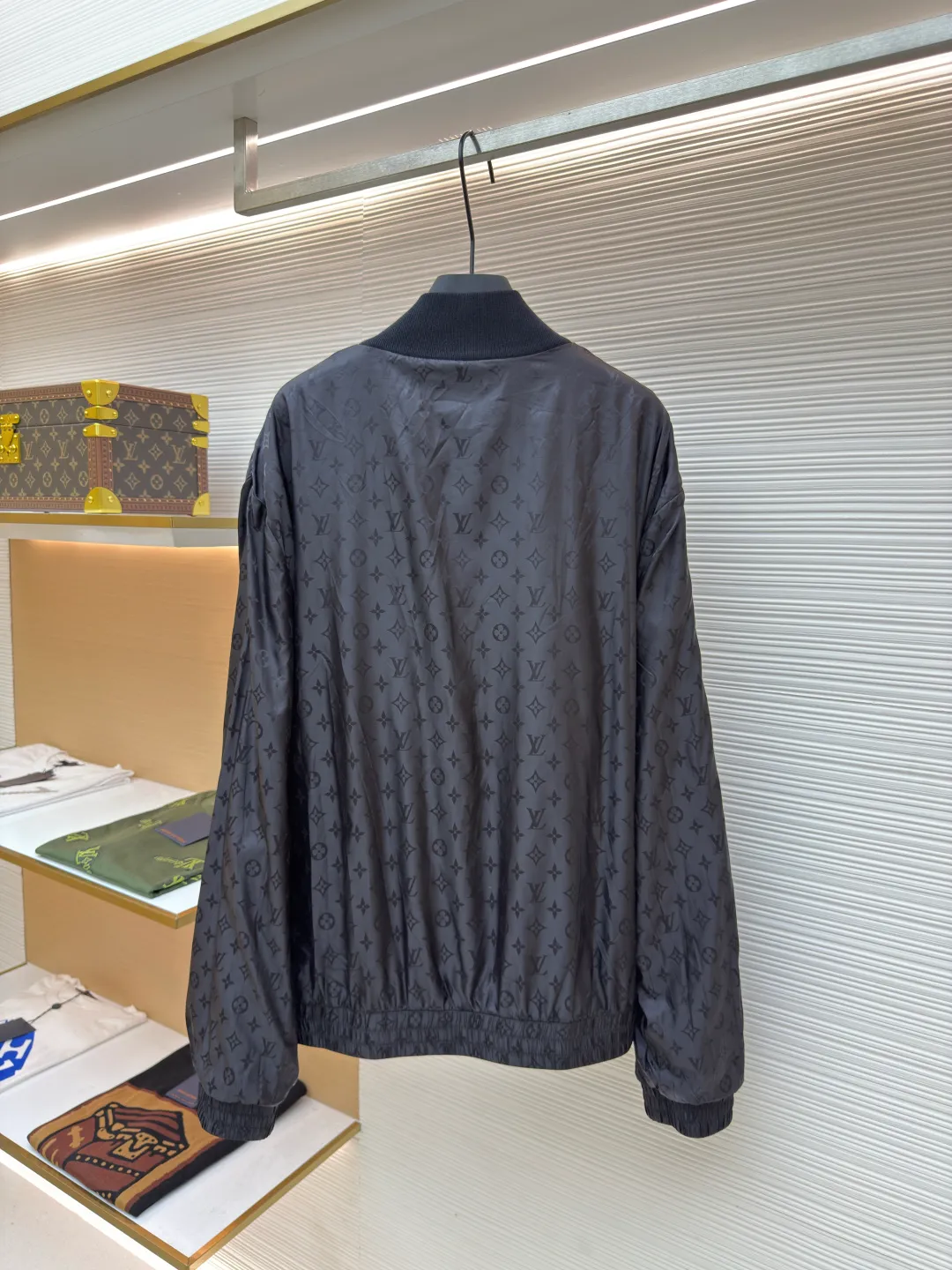 LOUIS VUITTON double-sided zipper jacket ●Authentic product: 21300 purchase and development ●Item number: 1680683-B95 ●Fabric: nylon fabric ●Technology: full-width jacquard production ●Version: loose version ●Weight: about 665 grams ●Size: S-M-L-XL ●Description: Customized high-end nylon fantasy jacquard brocade and cotton sheep dense needle velvet, rich texture, full color, soft and delicate Double-sided charm, one piece of clothing to enjoy. One side quietly appears with low-key elegance. The iconic embroidered LV logo is embellished on it. The other side is covered with Yingze's full-width Monogram pattern, instantly lighting up the whole place. Exuding a sense of high-end from the inside out. Double-sided splendor. Like two movements in a symphony, each is wonderful and reflects each other. Unlock the noble code of fashion and use imported machine embroidery technology to use advanced computer control systems and precision mechanical components to realize LV logo embroidery operations. High precision, smooth and delicate lines, fabric jacquard technology, by weaving a full-width Monogram jacquard texture technology on the surface of the fabric, controlling the interweaving method of warp and weft lines, and accurately controlling the interweaving density and tension of the yarn to make it more three-dimensional. Ergonomic three-dimensional tailoring returns to traditional craftsmanship through segmentation, folding, shrinking, and stretching techniques. The so-called slow work produces fine work, which is the respect for materials and the pursuit of feel. The workmanship is complex and tedious, slow in aging, and high in loss. The overall wiring is straight and delicate, the fabric is comfortable and soft, and the color is consistent without color difference. It can be matched with the same style to create a fashionable look and control various occasions. Customized accessories, complete with three standards, same style for men and women!